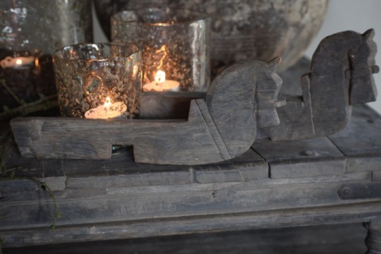 Set vergrijsde houten paardjes 