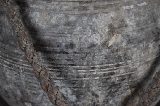 Vergrijsde houten pot 