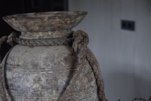 Vergrijsde houten pot 