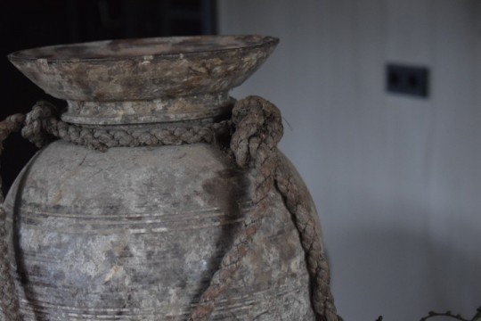 Vergrijsde houten pot 