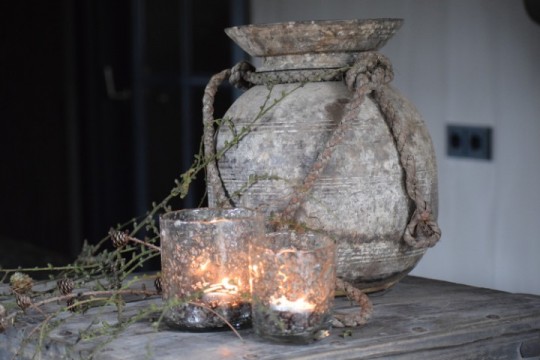 Vergrijsde houten pot 