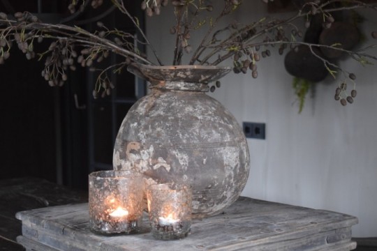 Vergrijsde Nepalese houten pot