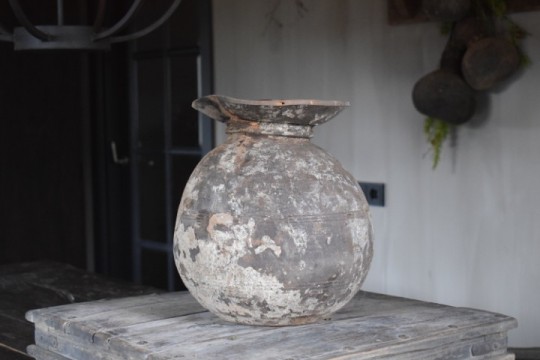 Vergrijsde Nepalese houten pot