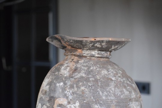 Vergrijsde Nepalese houten pot