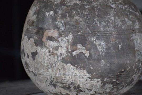 Vergrijsde Nepalese houten pot