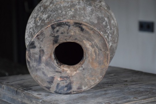 Vergrijsde Nepalese houten pot