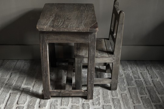 Oud houten kinderstoeltje met tafeltje set
