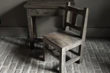 Oud houten kinderstoeltje met tafeltje set