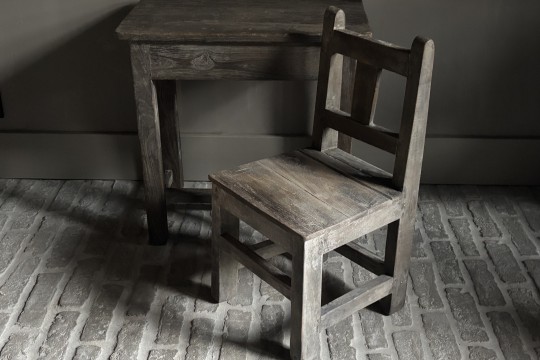 Oud houten kinderstoeltje met tafeltje set