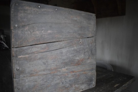 Oude houten bajot tafel