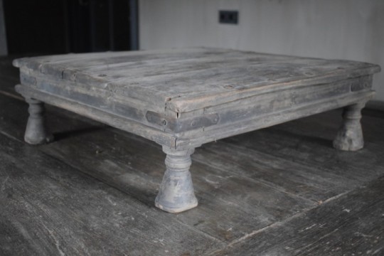 Oude houten bajot tafel