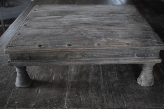 Oude houten bajot tafel