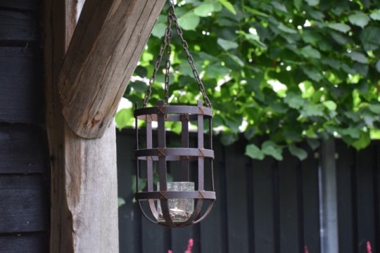 Metalen hangkandelaar roest