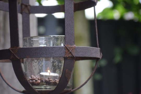 Metalen hangkandelaar roest