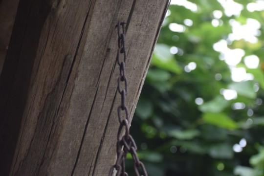 Metalen hangkandelaar roest