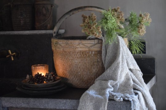 Oude Chinese mand met hengsel