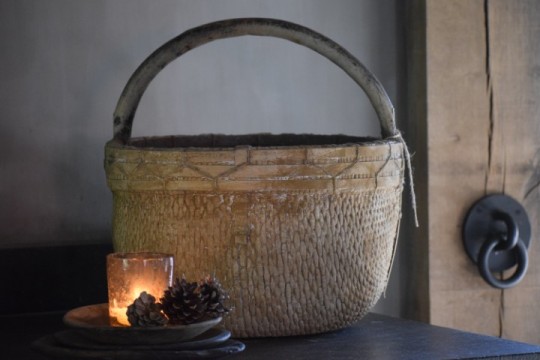 Oude Chinese mand met hengsel