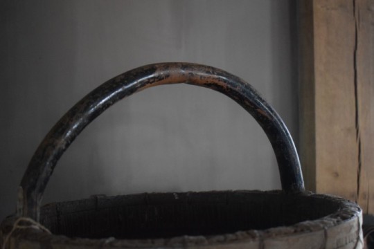 Oude Chinese mand met hengsel