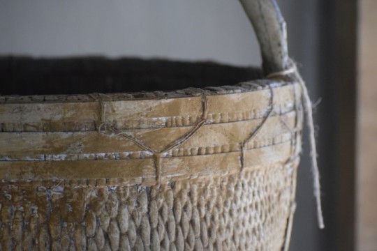 Oude Chinese mand met hengsel