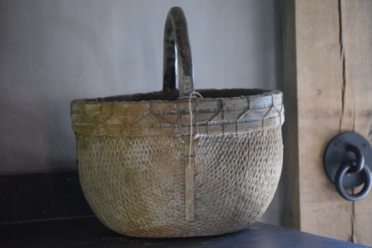 Oude Chinese mand met hengsel