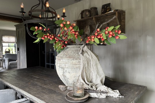 Kunst appeltak met frisse groene blaadjes