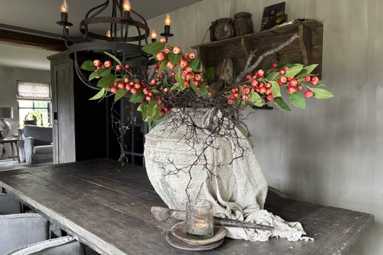 Kunst appeltak met frisse groene blaadjes
