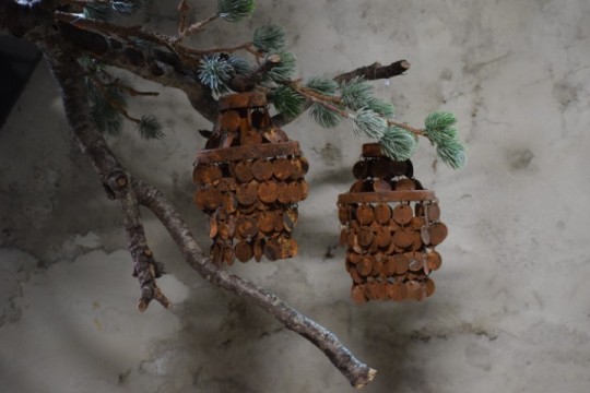 Roestige hanger met muntjes – Landelijk ornament.