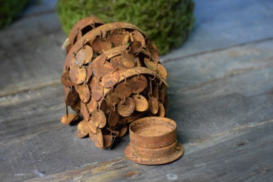 Roestige hanger met muntjes – Landelijk ornament.