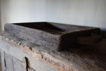 Oude houten bak met handvaten
