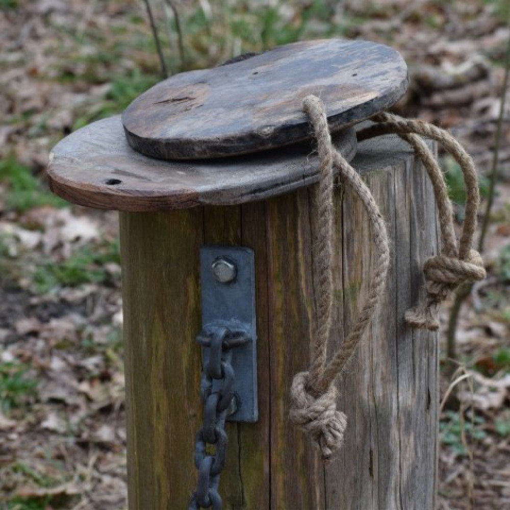 Ronde houten plank aan een touw