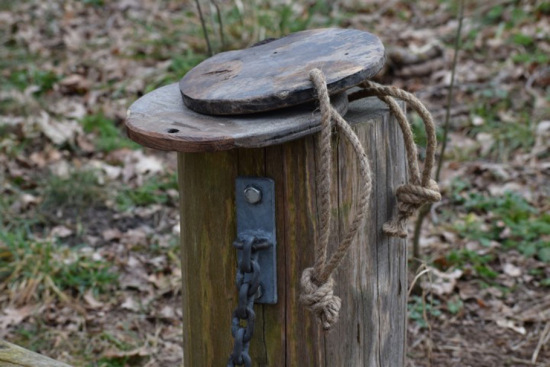 Ronde houten plank aan een touw