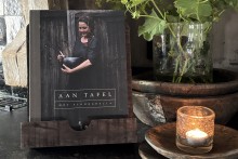 Donkere houten boekenstandaard
