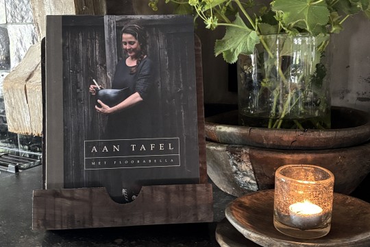 Donkere houten boekenstandaard