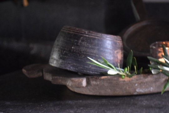 Oud verweerd houten potje 1