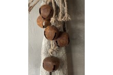 5 roestige bellen aan jute touw