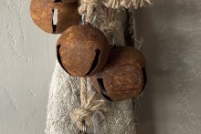 5 roestige bellen aan jute touw
