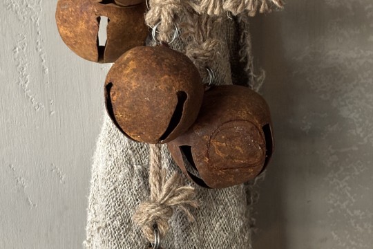 5 roestige bellen aan jute touw