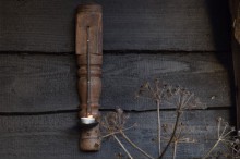 Authentieke houten wandkandelaar met een ijzeren lepel 1