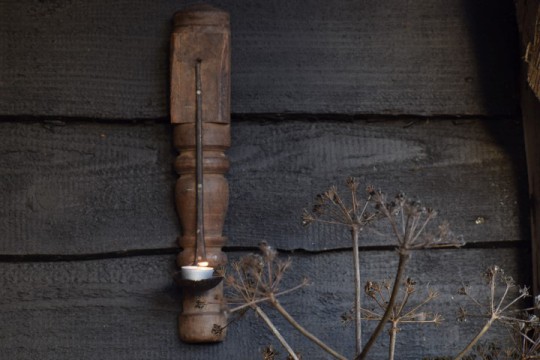 Authentieke houten wandkandelaar met een ijzeren lepel 1
