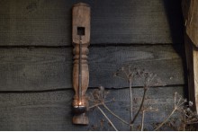 Authentieke houten wandkandelaar met een ijzeren lepel 2