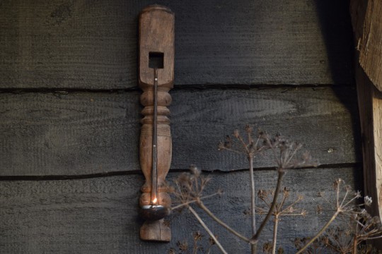 Authentieke houten wandkandelaar met een ijzeren lepel 2