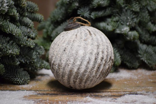 Besneeuwde kerstbal/ Ornament Rib