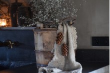 Roestige dennenappel hanger.