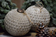 Besneeuwde kerstbal/ Ornament XL