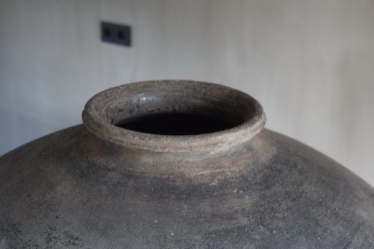 Authentieke grijze tuimelkruik