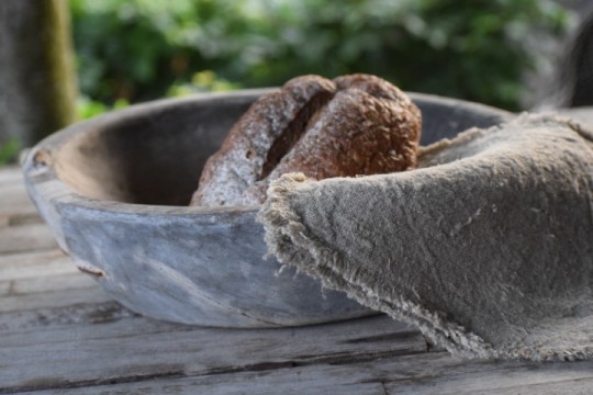 Oude vergrijsde houten schaal