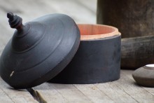 Oud zwart houten Tika pot XL 2
