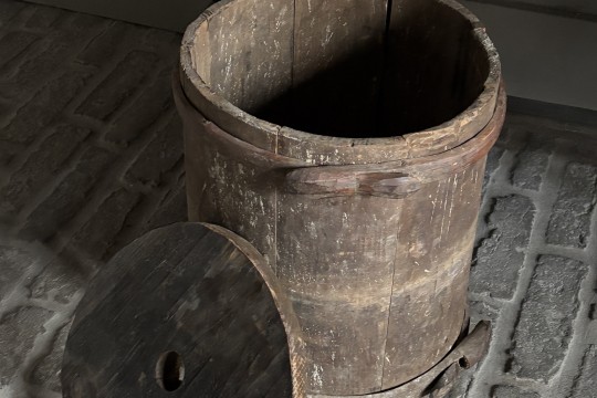 Oude houten ton met deksel Nr 4
