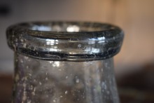 Transparante vaas met metalen schilfers 