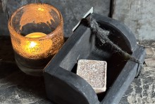 Vergrijsd houten Amber bakje